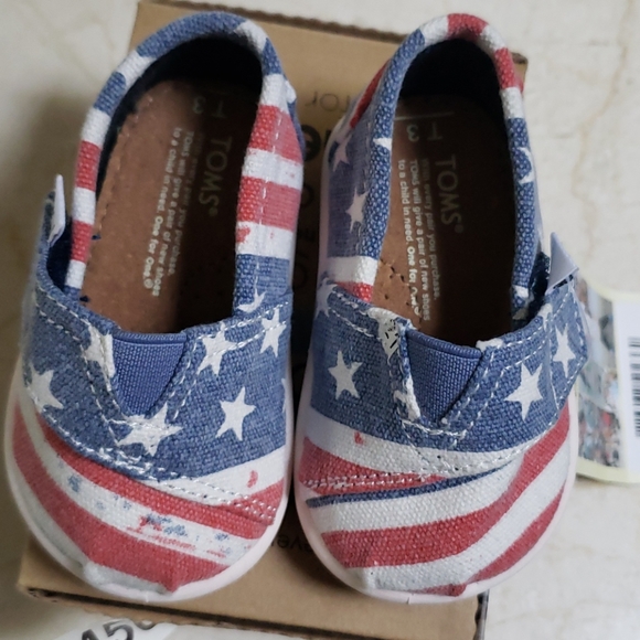 Tom's Tiny size 3 American Flag shoes - Picture 2 of 4
